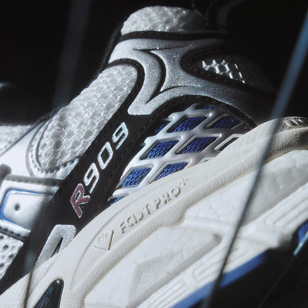 Кроссовки Umbro Epoch R909 серебристо-белые унисекс, Цвет: серебристый/галактический синий, Размер: 40 | Китай.рф