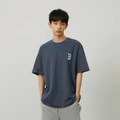 Футболка MLB MONOGRAM SS24 Бостон Ред Сокс с принтом, темно-серый цвет, Цвет: темно-серый, Размер: XS | Китай.рф