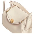 Сумка HERMES Lindy 19 из кожи Clemence Bullock в цвете Craie, Год: G-гравировка | Китай.рф